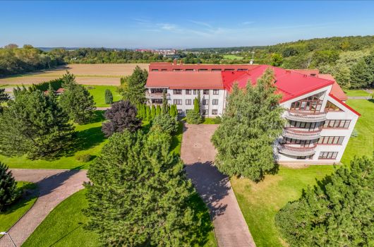 Letecký záběr na domov zprava