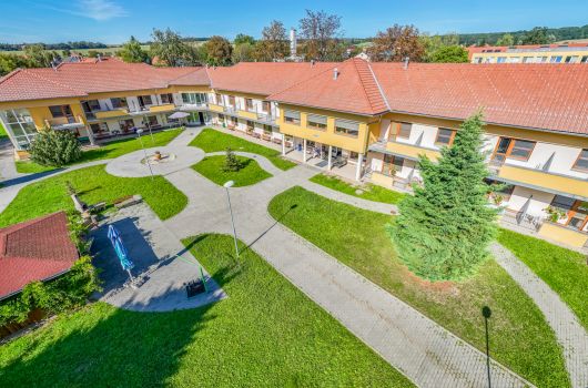 Letecký záběr na domov a zahradu